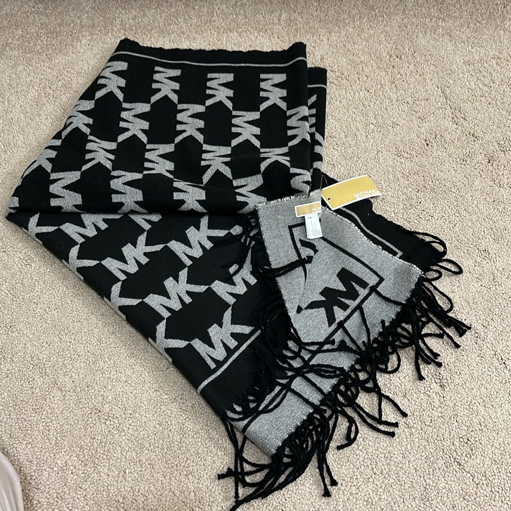 Micheal kors reversible polyester scarf/wrap